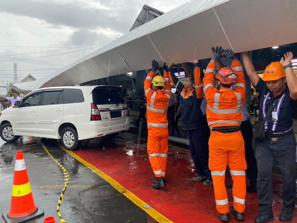 Kanopi di Stasiun Yogyakarta Roboh Timpa 5 Mobil Akibat Hujan Angin