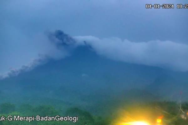 Gunung Merapi Muntahkan Awan Panas Guguran Hingga 1,8 Km