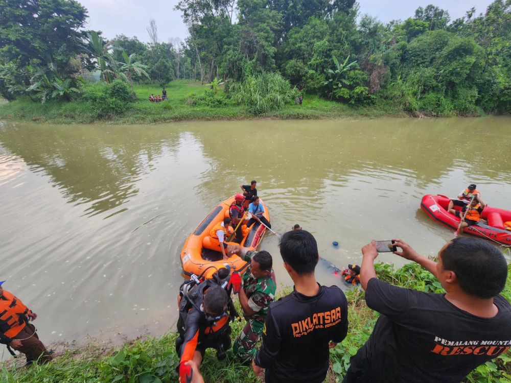 Tenggelam Pas Nyuci Piring, Penyelam Temukan Siti Komariah di Sungai Sungapen Pemalang