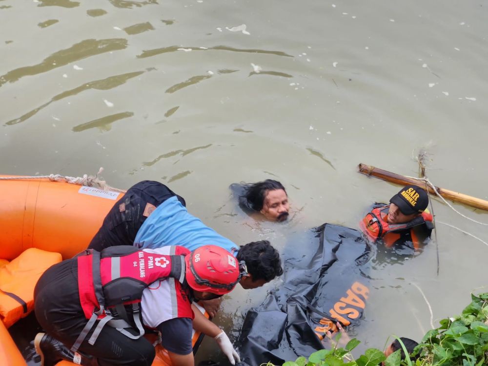 Tenggelam Pas Nyuci Piring, Penyelam Temukan Siti Komariah di Sungai Sungapen Pemalang