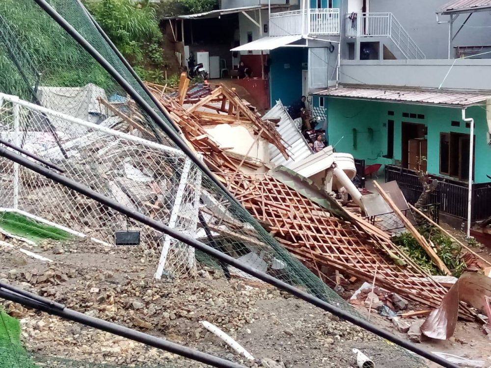 Dua Rumah di Cimahi Porak-poranda Usai Diterjang Banjir