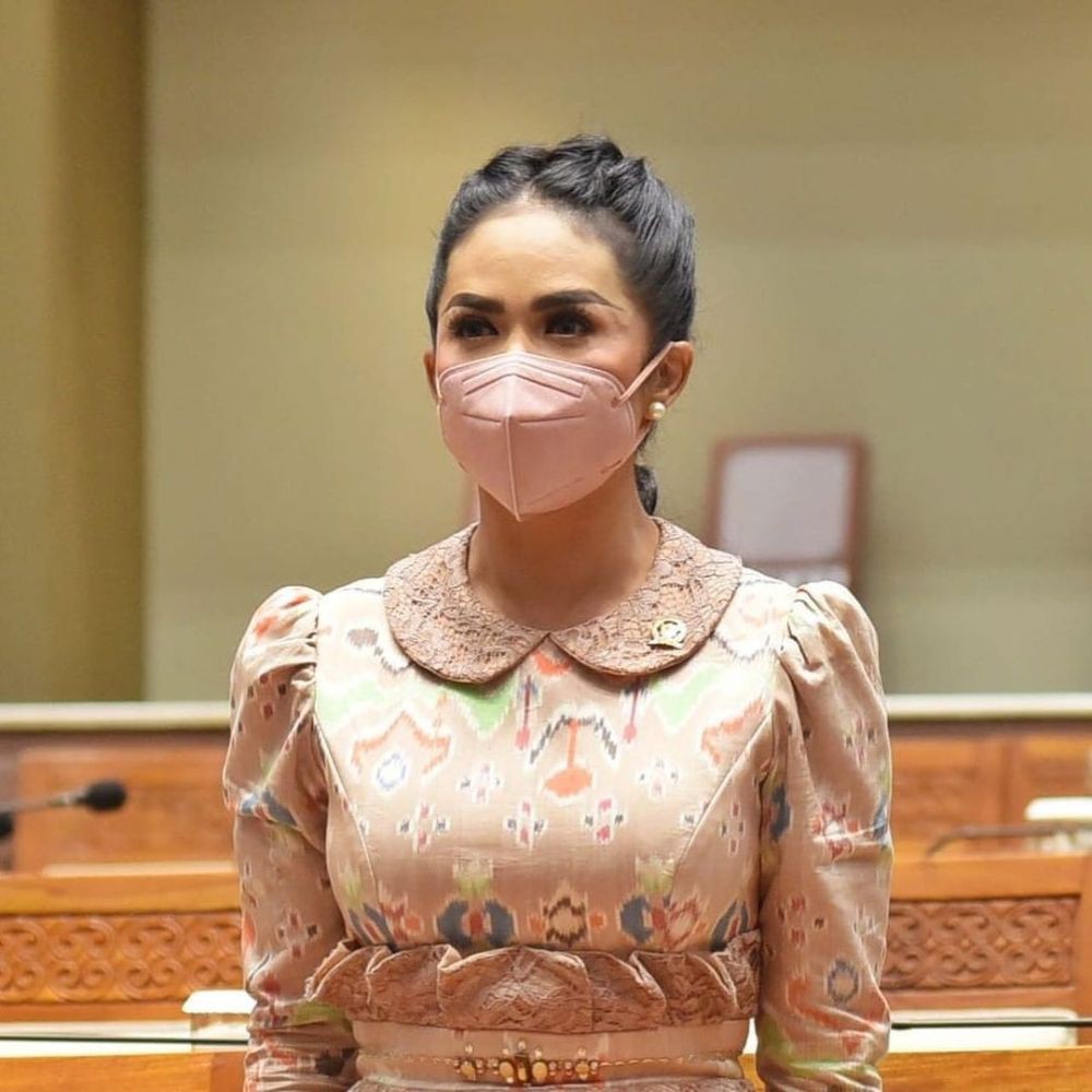 9 Rekomendasi Hair Do Kepang untuk Pesta ala Krisdayanti