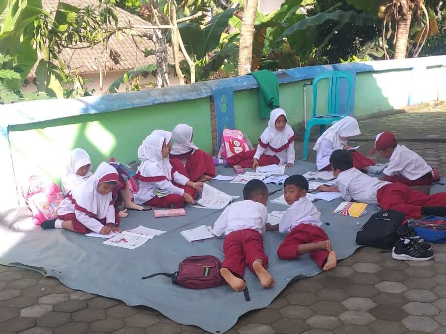 Gedung SDN 4 Loyok di Lotim Rusak Parah, Murid Belajar di Teras