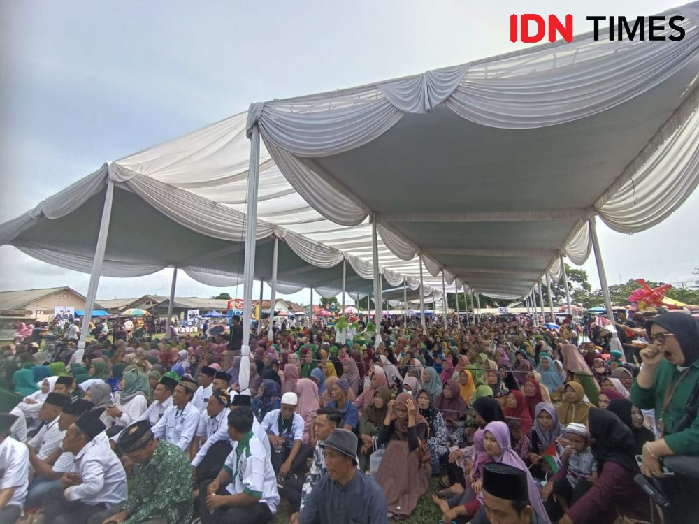 Cawapres Cak Imin Bersalawat Bersama Ribuan Warga di Lampung Timur