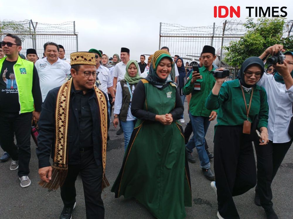 Cawapres Cak Imin Bersalawat Bersama Ribuan Warga di Lampung Timur