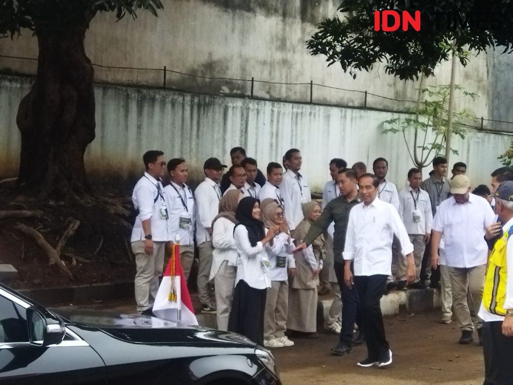 Dapat Sembako dari Jokowi, Warga Tangerang Senang