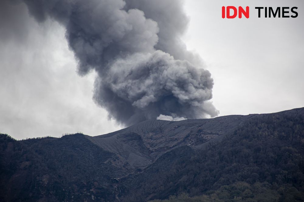 Gunung Marapi Naik Status, Puluhan Warga Tanah Datar Dievakuasi