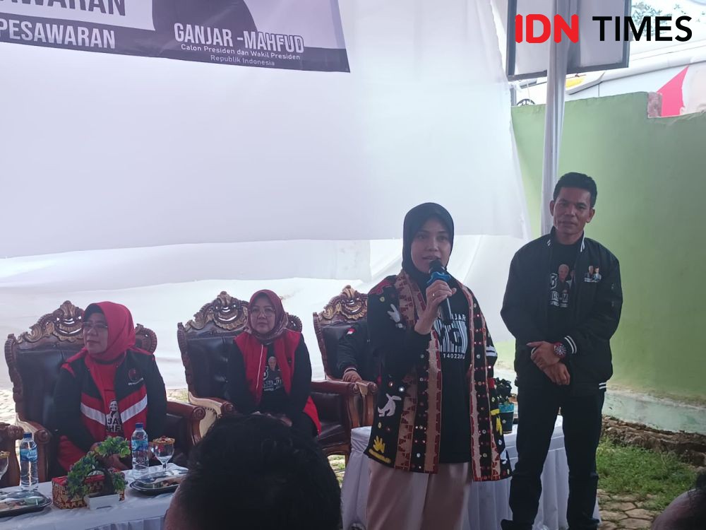 Kala Siti Atikoh Menyulam Kain Tapis Lampung: Butuh Sabar dan Ulet