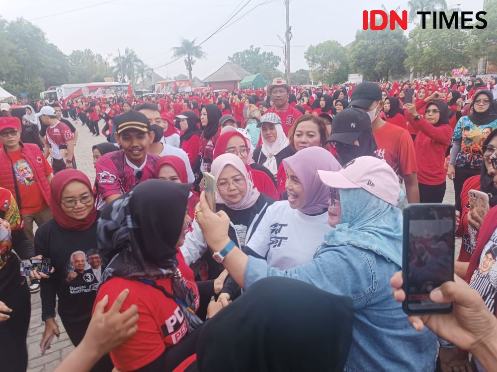Senam Bareng Emak-emak Lampung, Siti Atikoh jadi Rebutan Swafoto