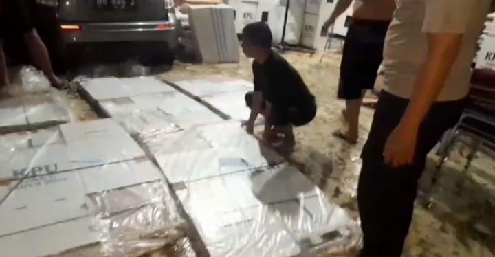 Banjir, 168 Kotak Suara Pemilu di Gedung Logistik KPU Selayar Rusak