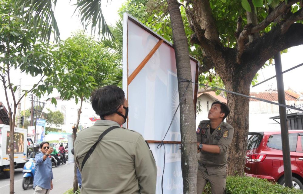 Lagi, Satpol PP Kota Yogyakarta Tertibkan APK Langgar Aturan