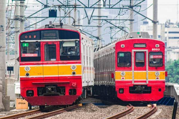 Sejumlah Rute KRL Molor Gara-gara Kereta Tabrak Mobil