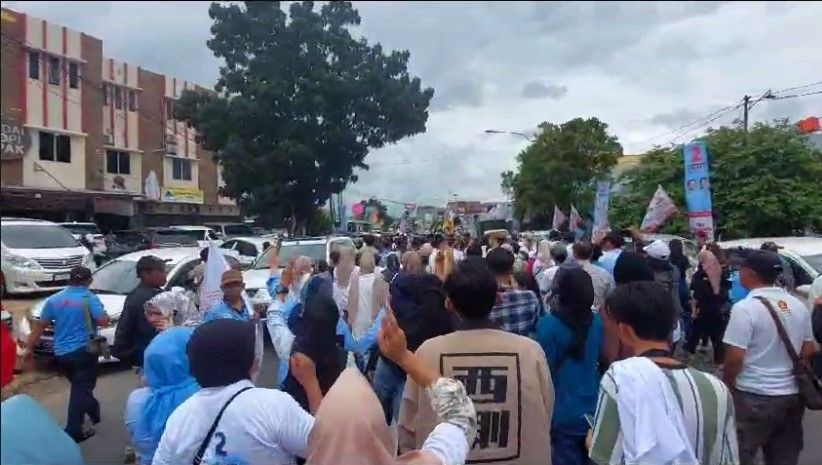 Potret Prabowo Subianto Kampanye di Lampung, Peluk Anak Kecil