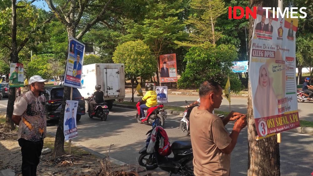 Ratusan APK Caleg Maupun Parpol Dicabut Paksa Panwaslih di Banda Aceh