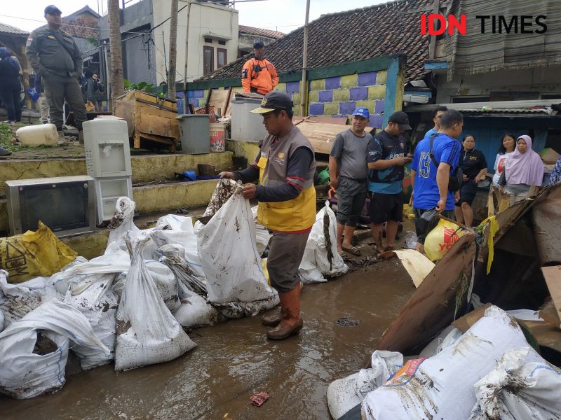 Banjir Mulai Surut, Warga Dayeuhkolot Bebersih Rumah dari Lumpur 