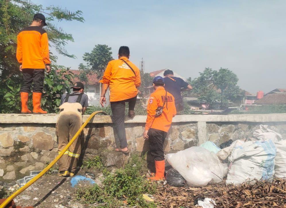 Banjir Mulai Surut, Warga Dayeuhkolot Bebersih Rumah dari Lumpur 