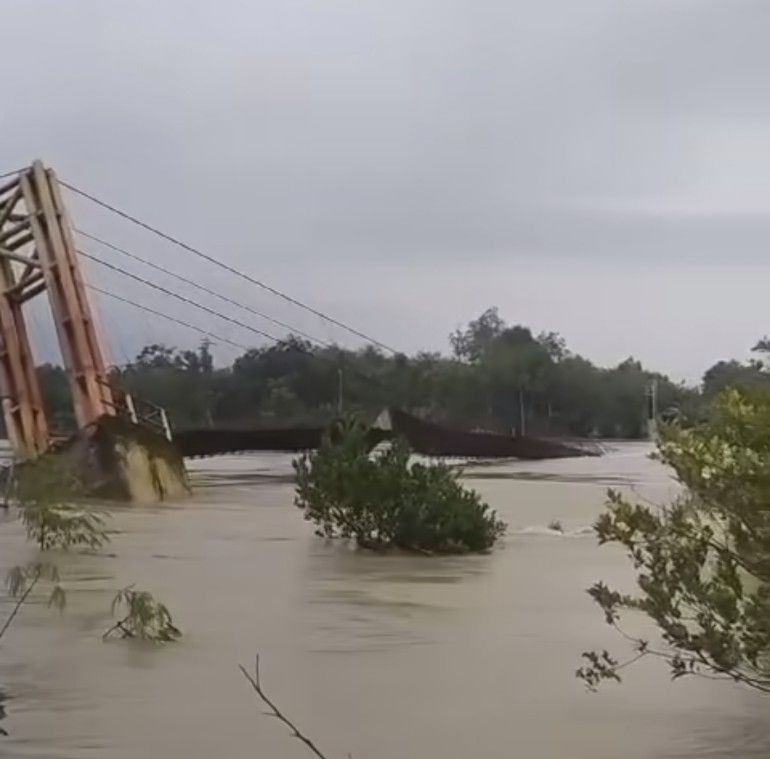 2 Jembatan Gantung Putus Akibat Sungai Lematang Muara Enim Meluap