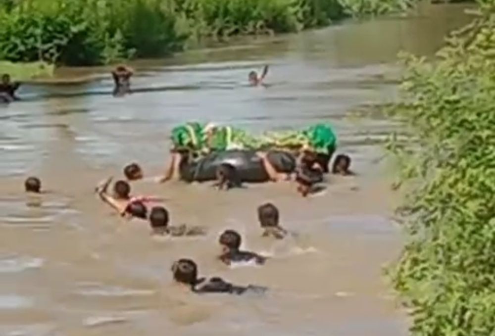 Viral! Warga Pesisir Barat Bawa Jenazah Lewati Sungai Pakai Ban Truk