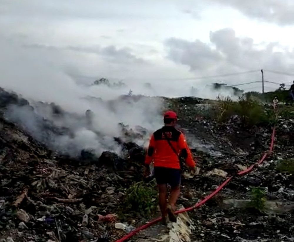 TPA Jungutbatu Kembali Terbakar, Pemadaman Terkendala Air Laut Surut