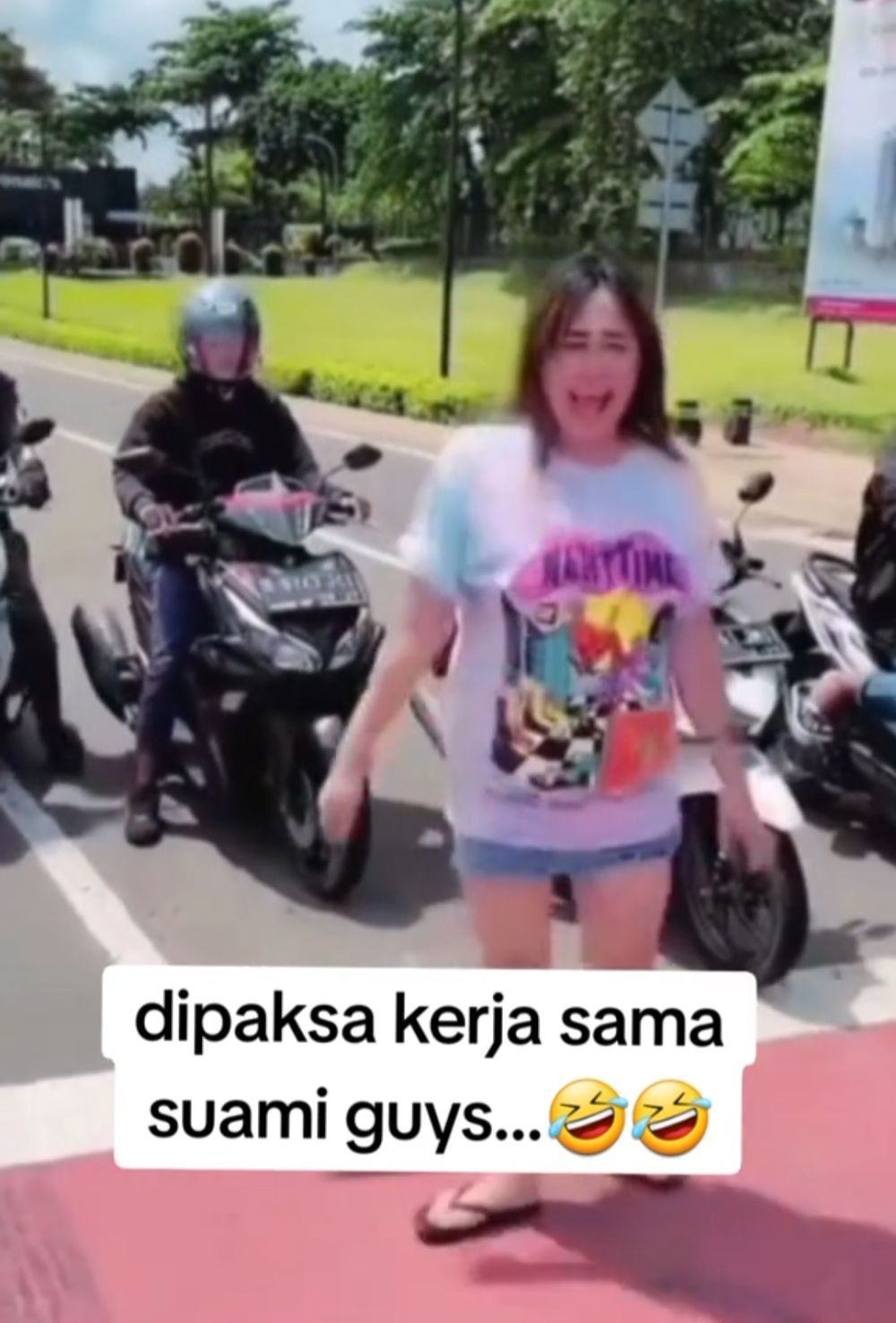 Momen Pinkan Mambo Nyanyi Di Lampu Merah