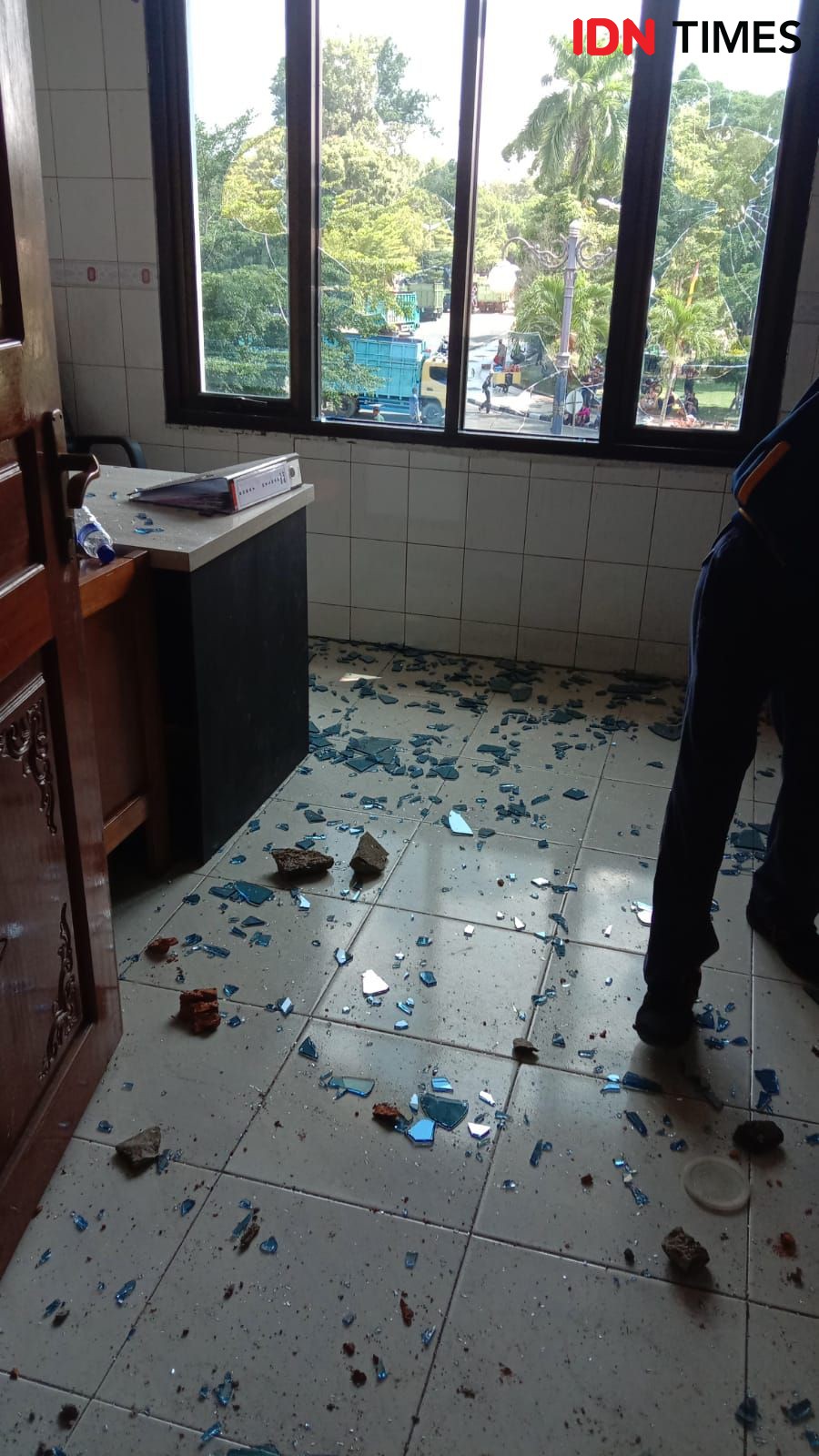 Demo Sopir Truk Batu Bara di Jambi Ricuh, Kantor Gubernur Dirusak