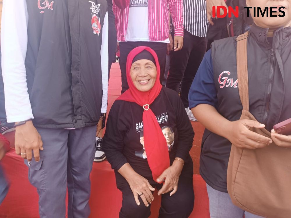 Saat Ganjar Ajak Pengasuh Kecilnya Naik Panggung Kampanye di Lampung