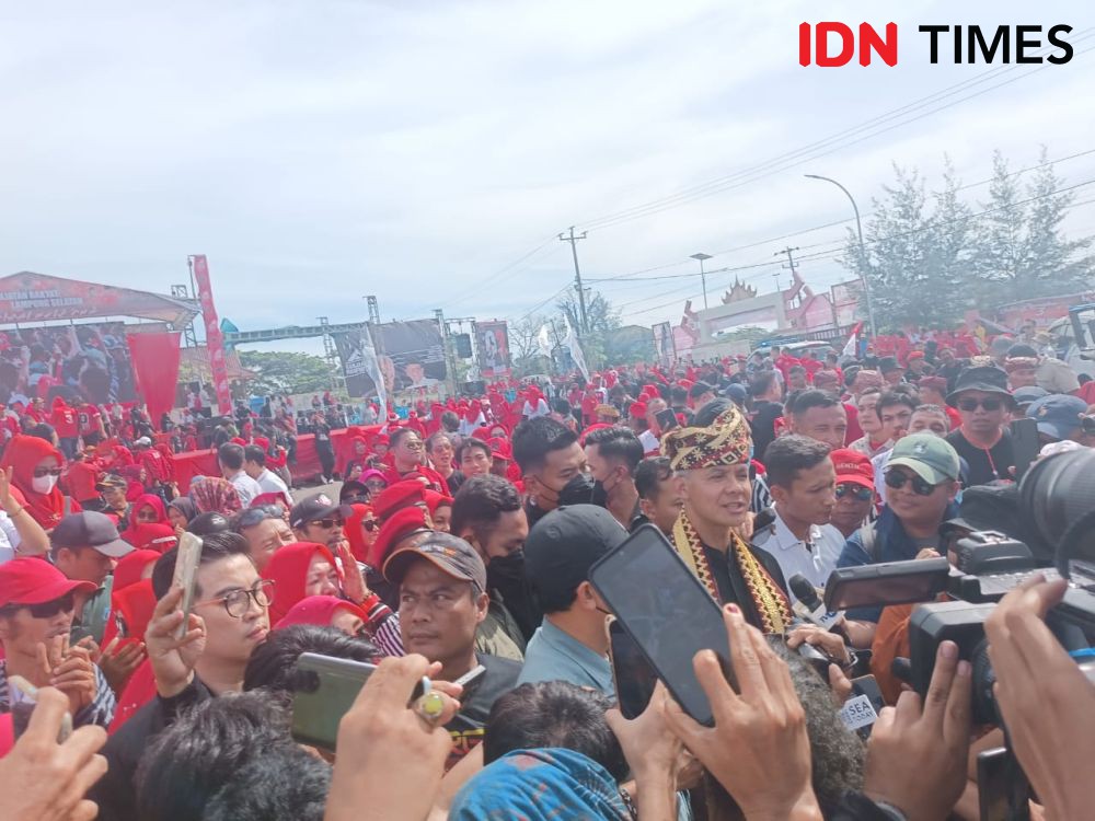 Saat Ganjar Ajak Pengasuh Kecilnya Naik Panggung Kampanye di Lampung