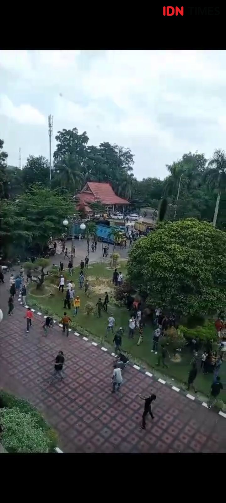 Demo Sopir Truk Batu Bara di Jambi Ricuh, Kantor Gubernur Dirusak