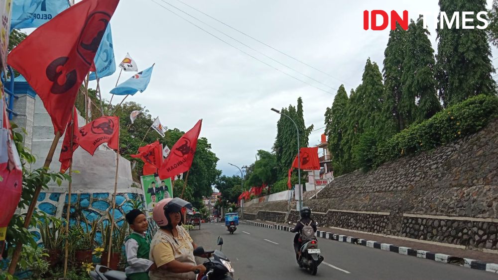 Waduh! Banyak Spanduk Caleg dan Parpol Ditancapkan di TPU Bergota Semarang
