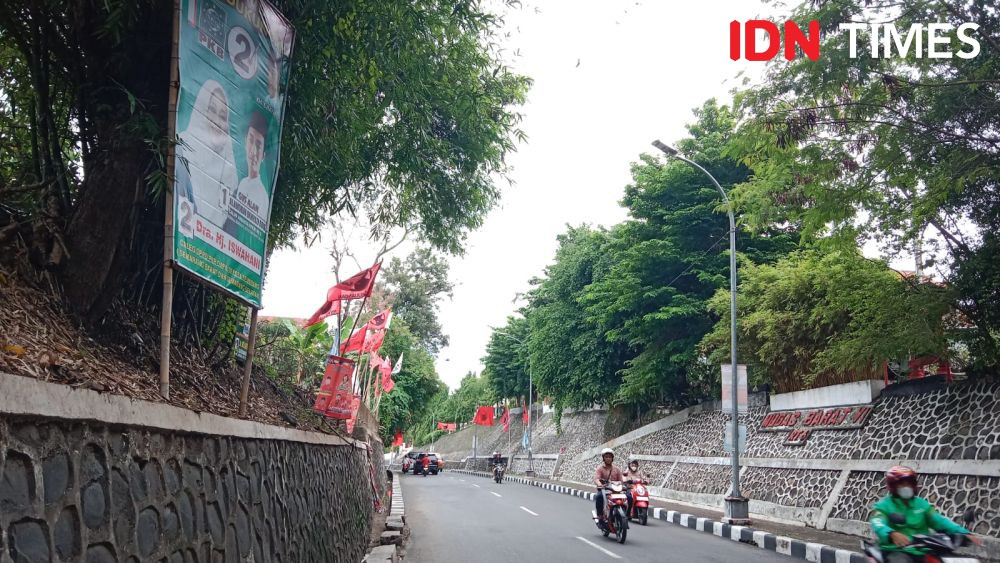 Waduh! Banyak Spanduk Caleg dan Parpol Ditancapkan di TPU Bergota Semarang