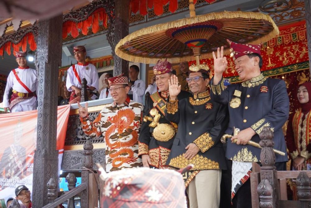 Sambangi Kerajaan Sekala Brak, Mahfud MD Diberi Gelar Adat Lampung