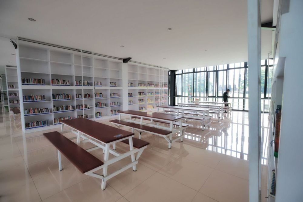 Perpustakaan Alun-alun, Bisa Baca Buku dengan Pemandangan Masjid Raya