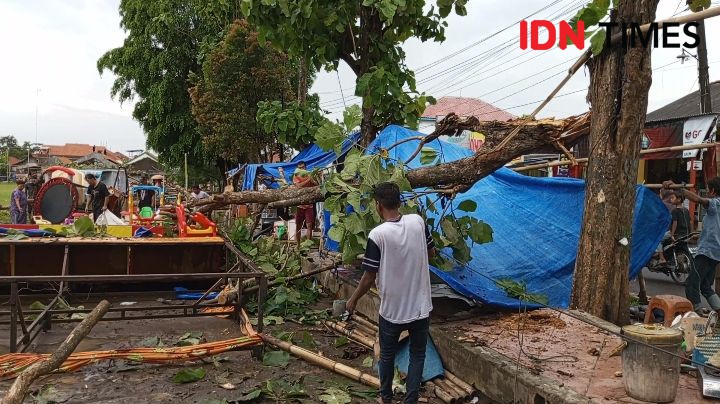16 Rumah di Kertasari Bandung Rusak Diterjang Puting Beliung 