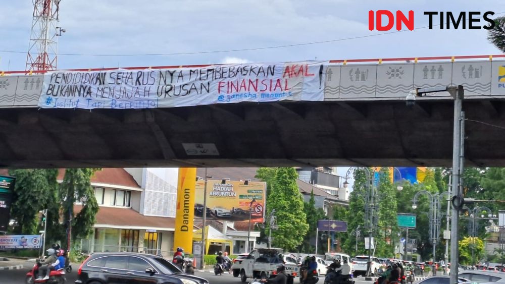 Mahasiswa ITB Pasang Spanduk Protes: Institut Tapi Berpinjol