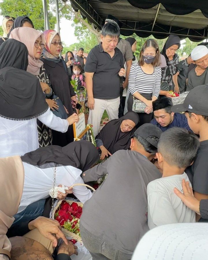 7 Potret Pemakaman Anak Tamara Tyasmara, Berlangsung Haru