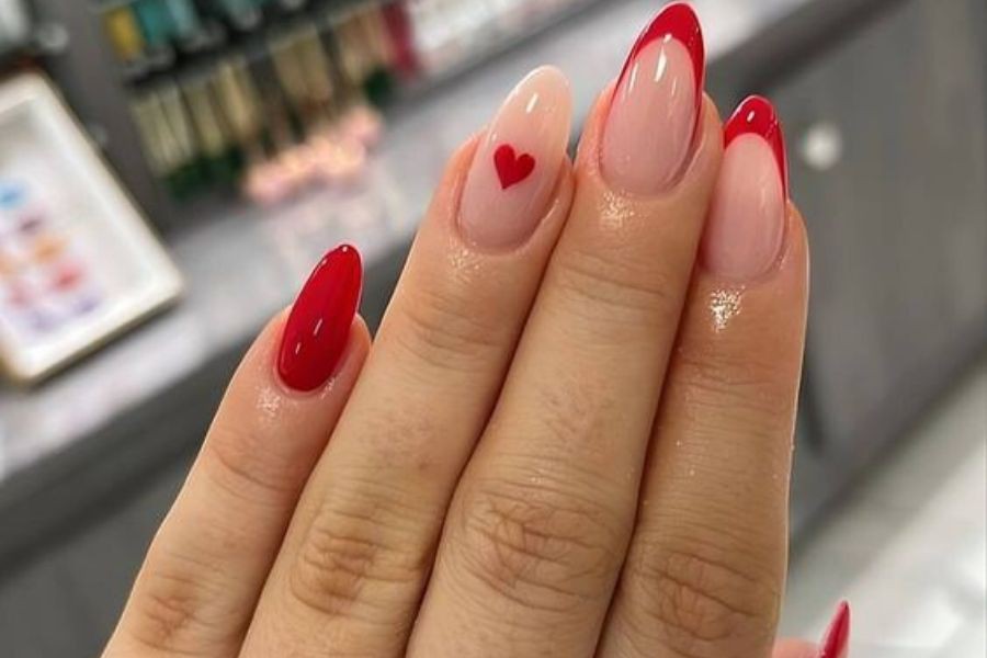 10 Ide Desain Nail Art Kuku Merah yang Aesthetic, Cobain!