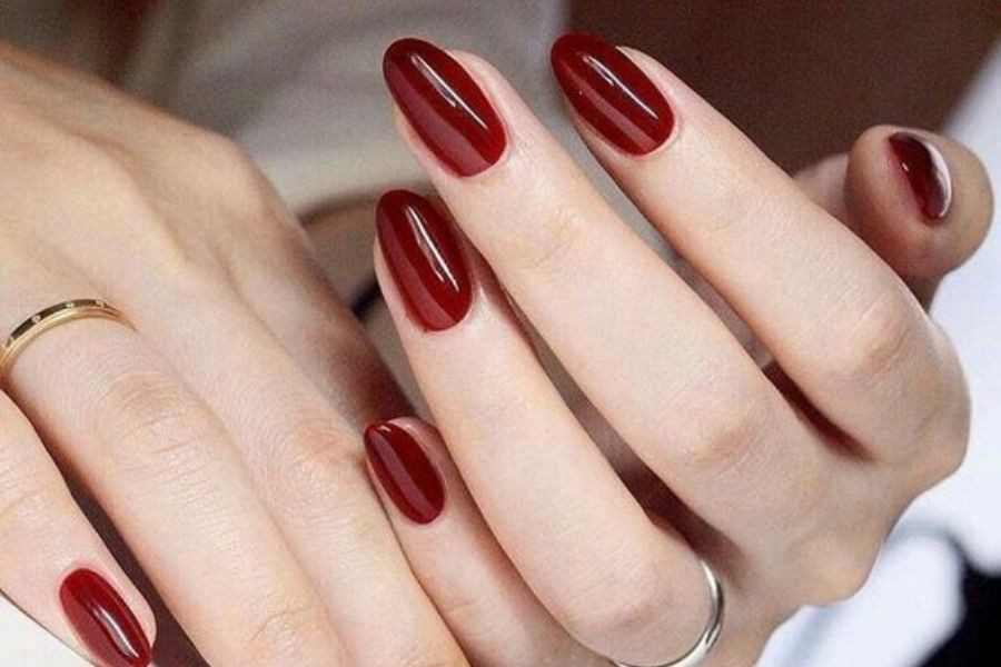 10 Ide Desain Nail Art Kuku Merah yang Aesthetic, Cobain!