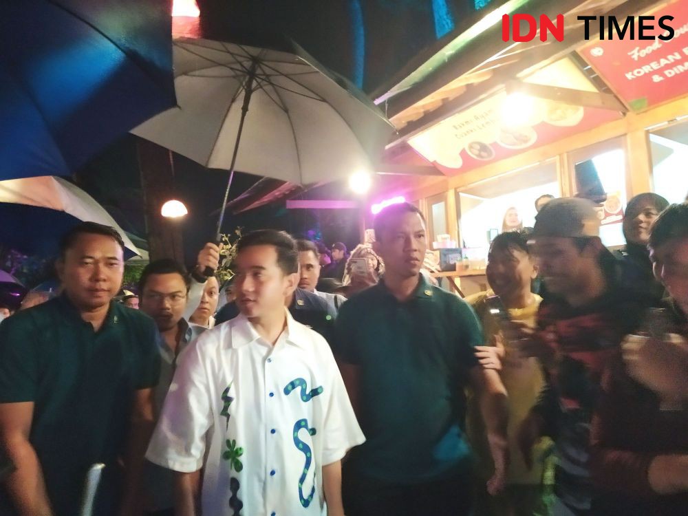 Kala Giring eks Nidji Setia Payungi Gibran di Wisata Malam di Lembang