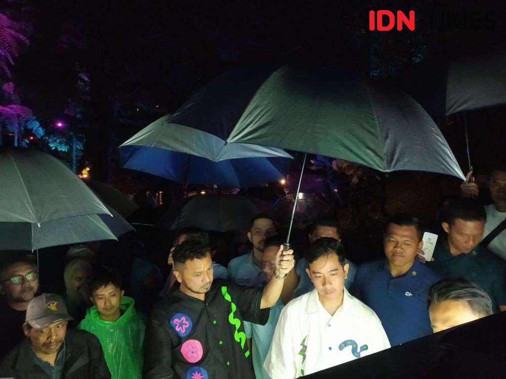 Kala Giring eks Nidji Setia Payungi Gibran di Wisata Malam di Lembang