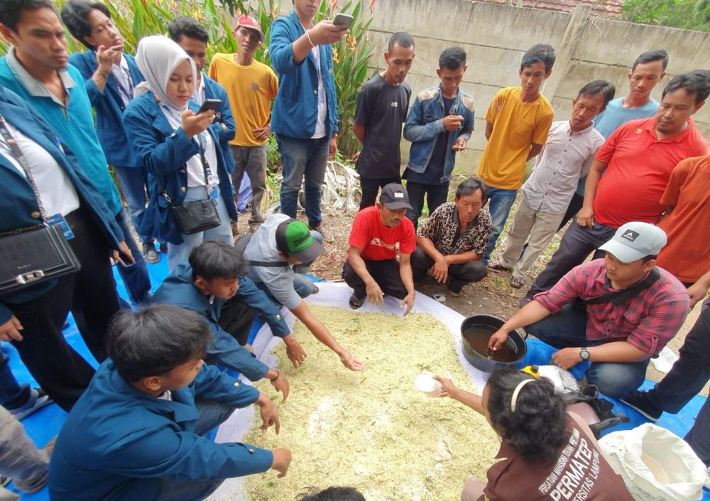 Mahasiswa KKN Unila Olah Limbah Batang Singkong jadi Produk Bernilai