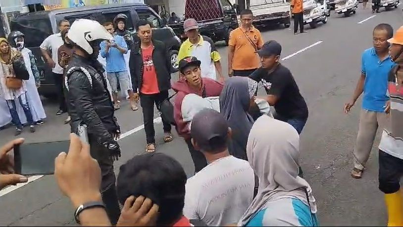 Spanduk Pendukung Ganjar Direbut saat Jokowi Melintas di Gunungkidul