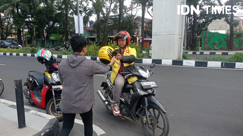 Kenalkan Oyong, Driver Ojol Jadi Caleg DPRD Palembang