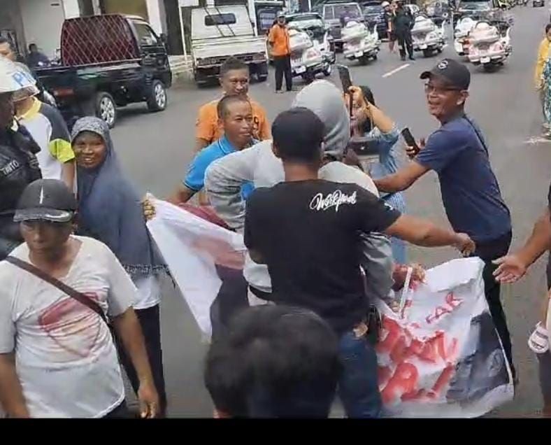 Warga Bentangkan Spanduk Ganjar Saat Jokowi Ke Gunungkidul