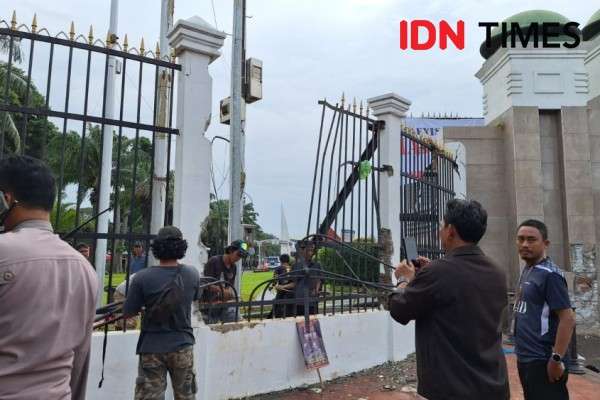 Demo Apdesi Sisakan Pagar Gedung DPR Bolong