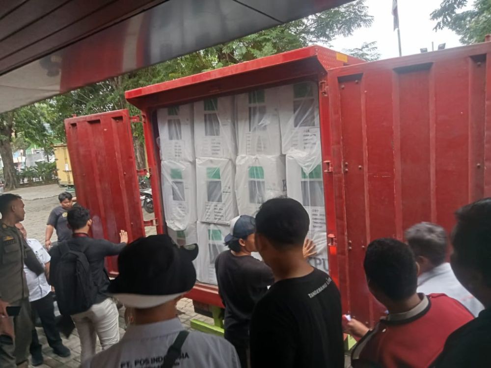 KPU Kota Tangerang Distribusikan Logistik Pemilu ke-13 Kecamatan