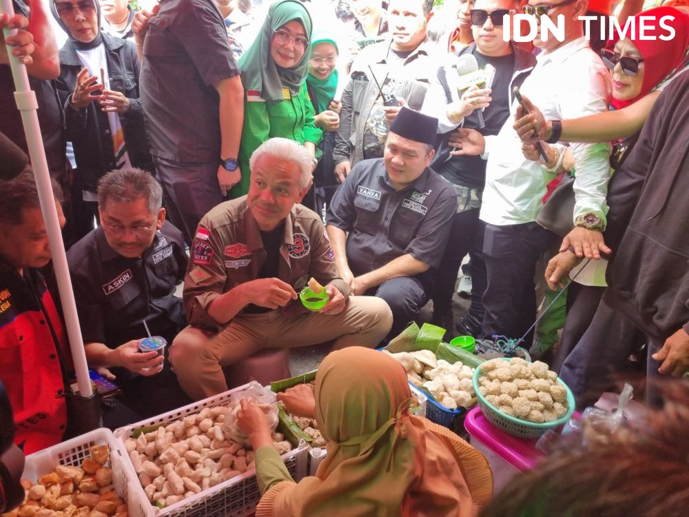 Ganjar Pranowo Blusukan Sambil Santap Pempek di Palembang