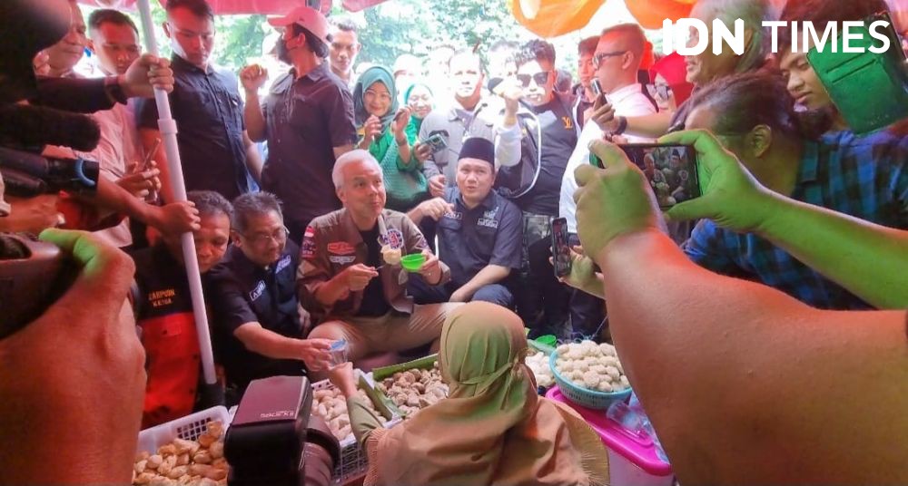 Ganjar Pranowo Blusukan Sambil Santap Pempek di Palembang
