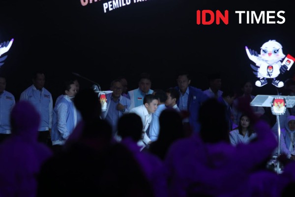 Sibuknya Mayor Teddy di Debat Kelima Capres, Gercep untuk Prabowo