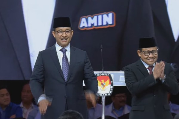Anies Awali Debat Terakhir Menggunakan Bahasa Isyarat