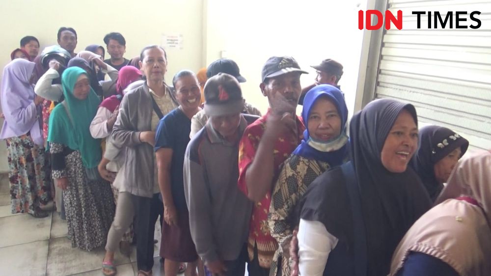 Beras Bulog Langka, Puluhan Warga Ngawi Rela Mengantre di Pasar